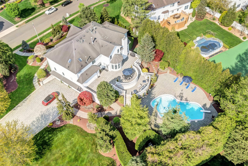 Empty nesters downsizing in Manalapan NJ 2026